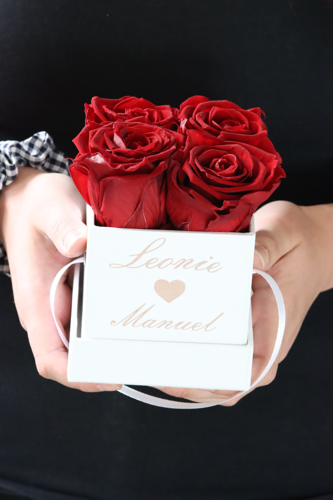 Rosenbox Initialien Pärchen royalred redroses rot red Box Geschenkbox Valentinstag Valentinesday Infinityrose infinity rose roses Geschenkidee Freundin girlfriend Geburtstag Design personalisiert Personalisierung personalized Name Text Spruch quote Datum Gedicht traumhaft Kunst art elegant aesthetic viereckig weiß ewigerose girly longlive langlebig