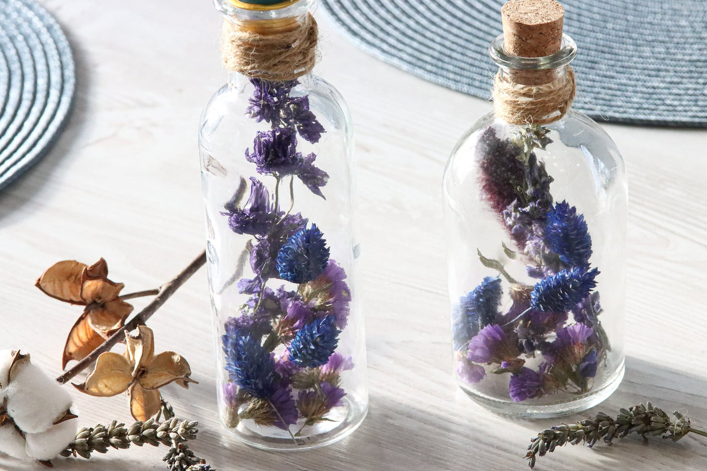 Glasflasche Glas Flasche Trockenblumen driedflowers Naturgarn nature Natur fairy fairycore Fee homedeco decoration Deko handmade handgefertigt Geschenkidee blue blau Azur lila lilac Tischdeko Kerze candle Kork cosy pastell