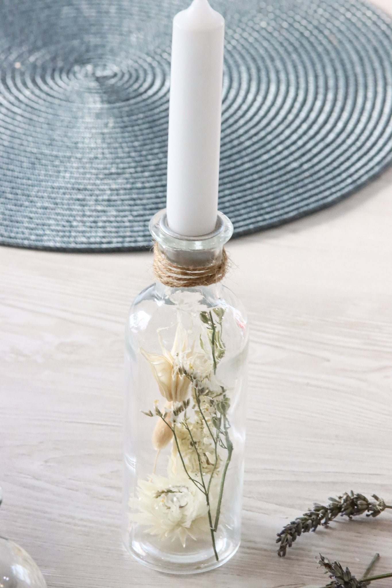 Glasflasche Glas Flasche Trockenblumen driedflowers Naturgarn nature Natur fairy fairycore Fee homedeco decoration Deko handmade handgefertigt Geschenkidee rosa pink white weiß creme Tischdeko Kerze candle cosy pastell