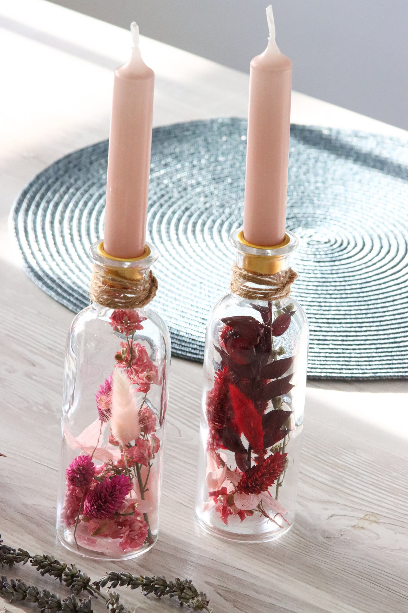 Trockenblumen im 2-Set Glas mit Kerzen, verschiedene Farben Set Rosa und Rote Farbtöne