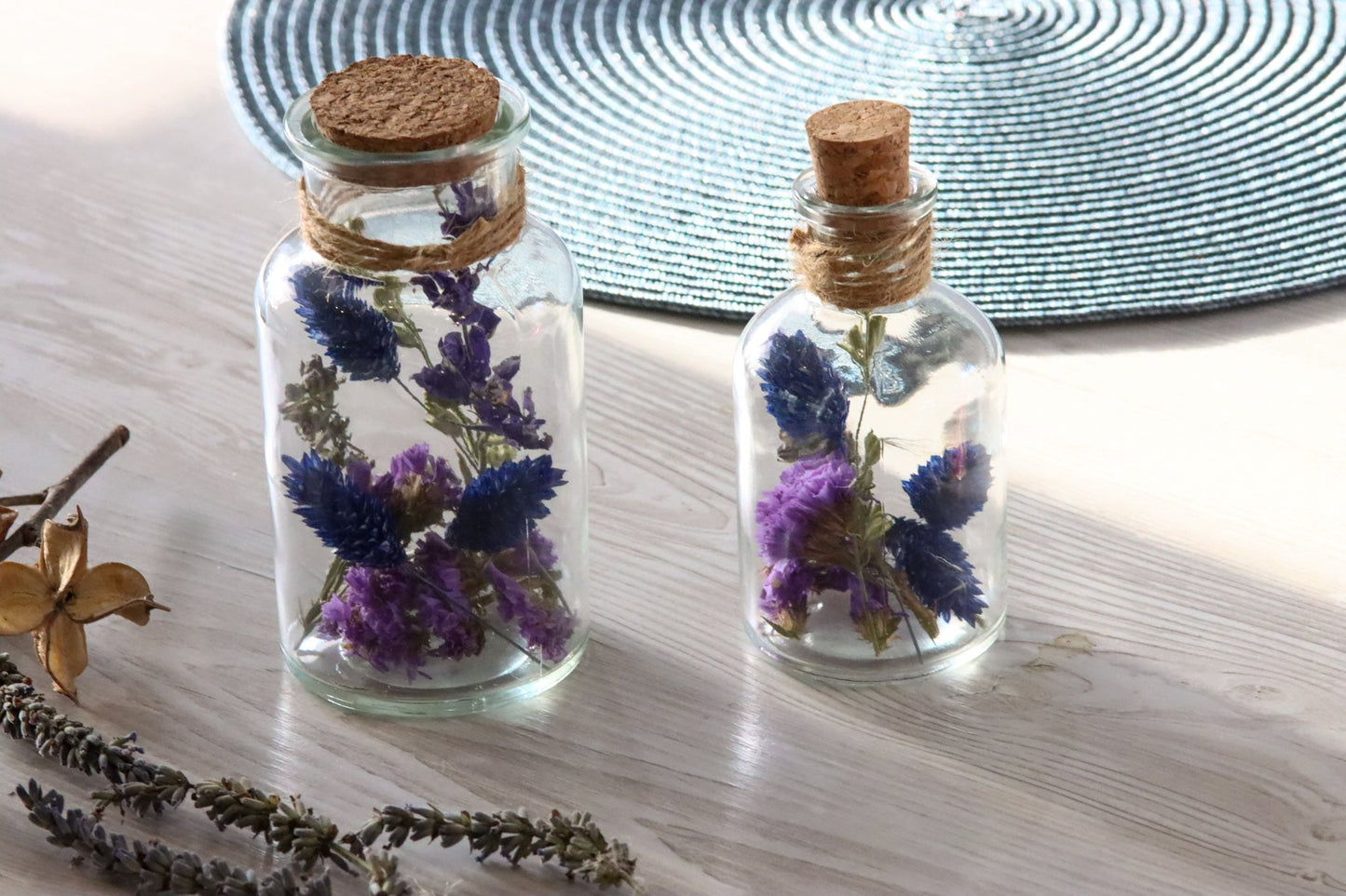 Glasflasche Glas Flasche Trockenblumen driedflowers Kork Naturgarn nature Natur fairy fairycore Fee homedeco decoration Deko handmade handgefertigt Geschenkidee blau Azur blue Tischdeko