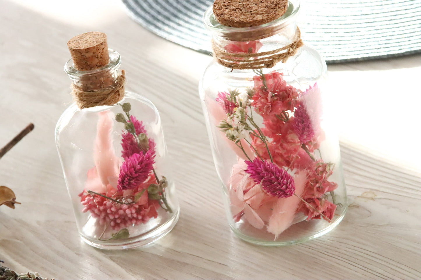 Glasflasche Glas Flasche Trockenblumen driedflowers Kork Naturgarn nature Natur fairy fairycore Fee homedeco decoration Deko handmade handgefertigt Geschenkidee rosa pink Tischdeko