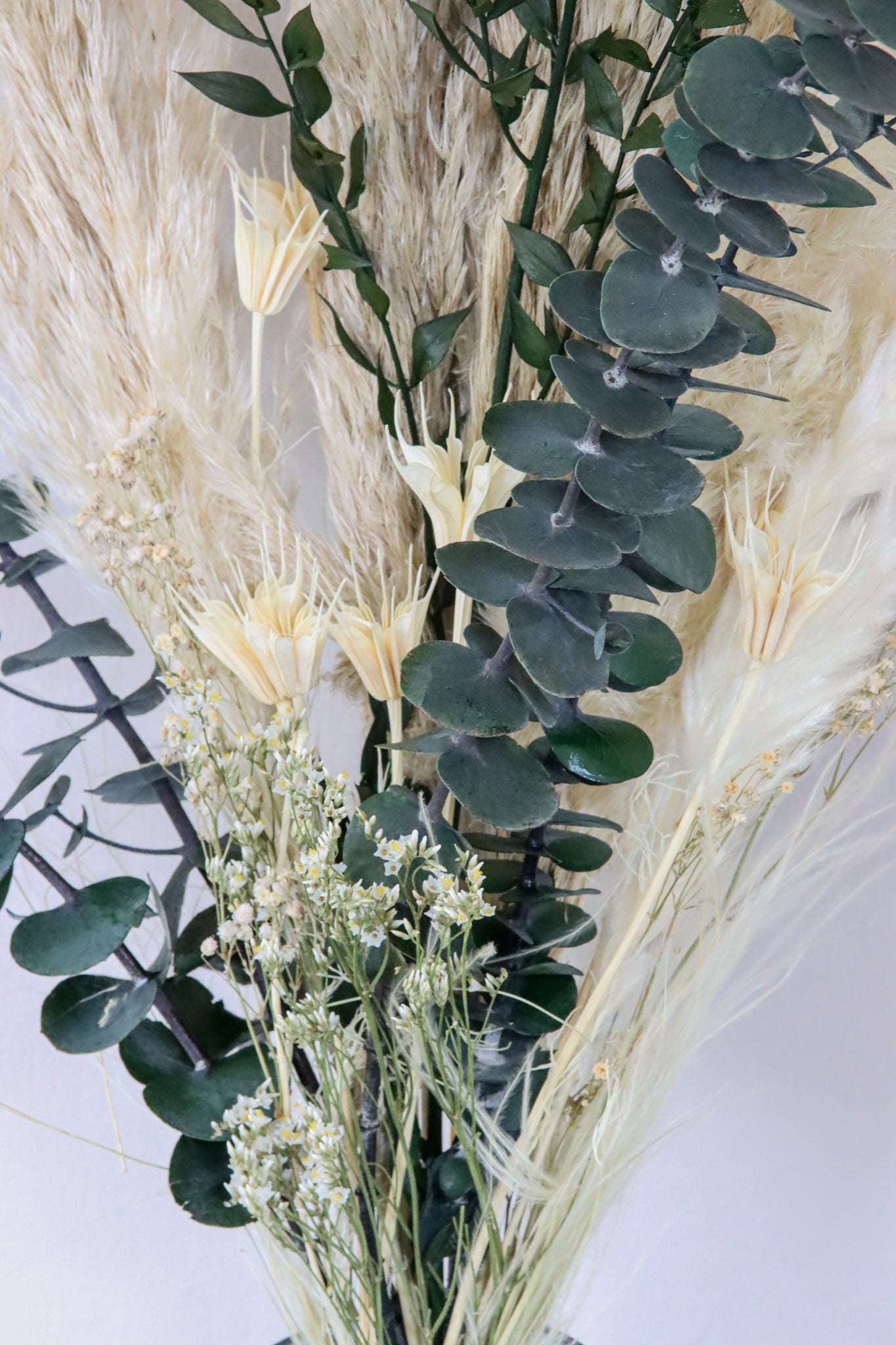 Trockenblumenstrauß Strauß Blumenstrauß Wohnung Eukalyptus Pampasgras Pampas Wildwiese Wohnzimmer gemütlich homedecor decoration Deko driedflowers Trockenblumen flowers handmade handgefertigt