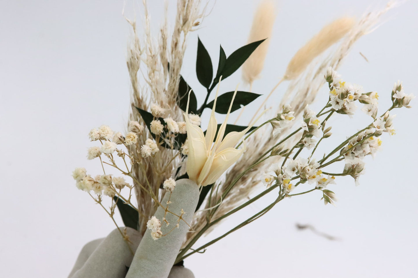 Mittelfinger Beton Stinkefinger Geste Zement Trockenblumen Beleidigung Natur Öko Liebe Flower Power Blumenkinder Blume Haus Wohnung Deko Eukalyptus Rebell Modern Statement unikat driedflowers frostsicher