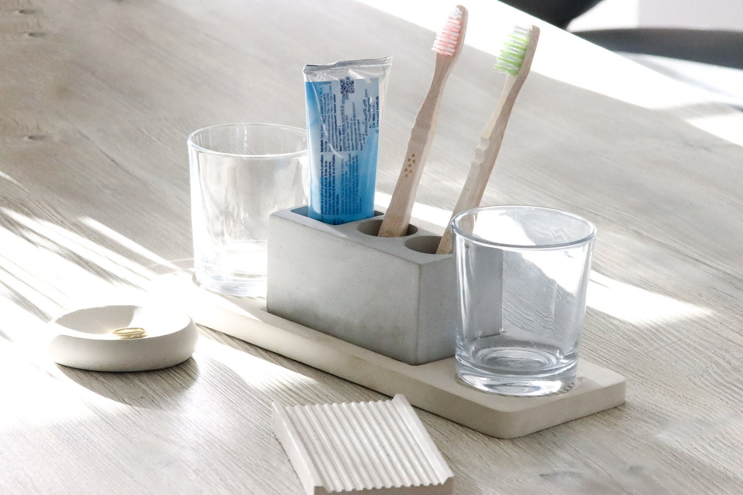 Beton grau Zahnbürstenhalter Schmuckschale Bad Zubehör toothbrushholder concrete bathroom Badezimmer Bad Glashalter glassholder Seifenschale soap Seife Ringschale ring bowl