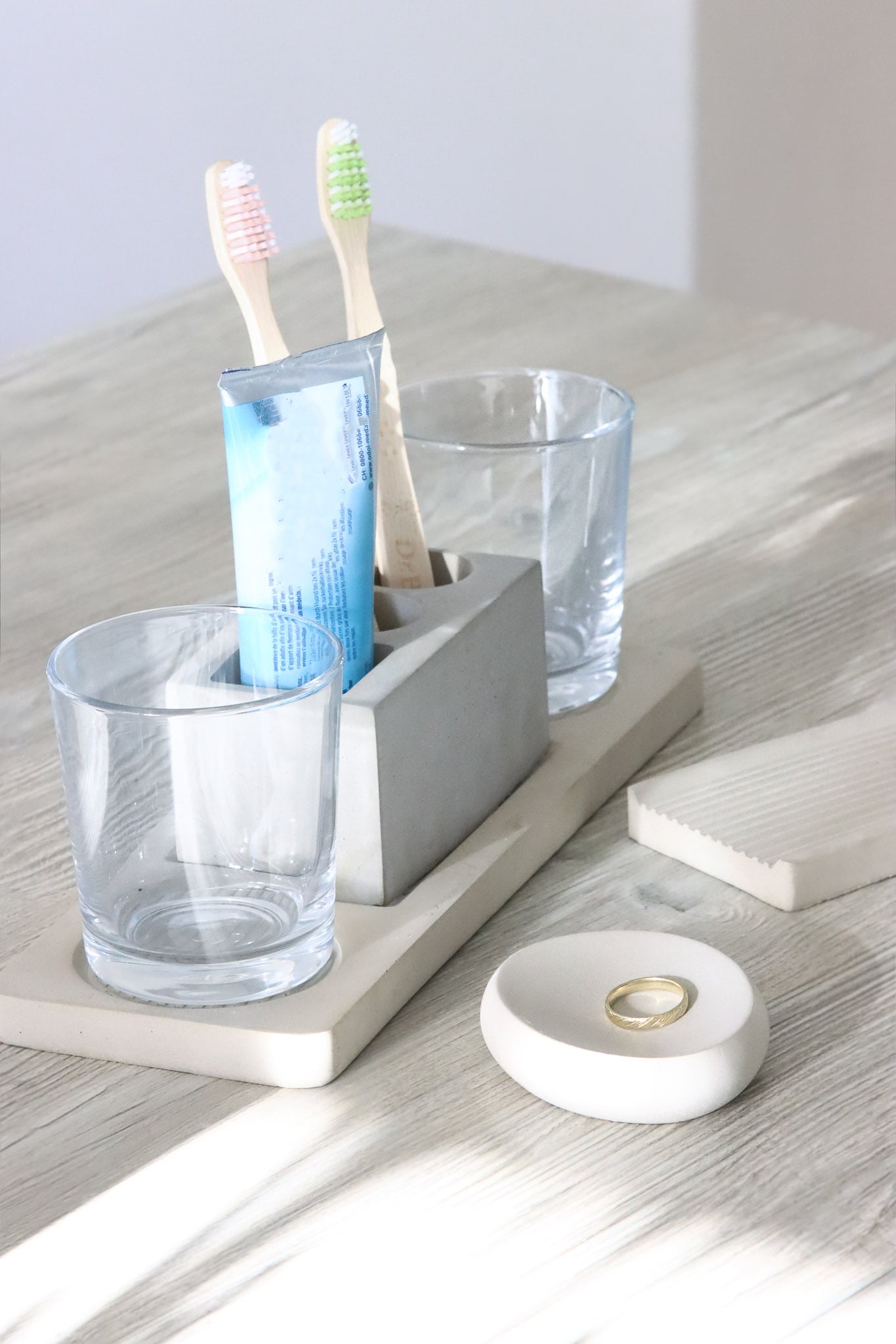 Beton grau Zahnbürstenhalter Schmuckschale Bad Zubehör toothbrushholder concrete bathroom Badezimmer Bad Glashalter glassholder Seifenschale soap Seife Ringschale ring bowl