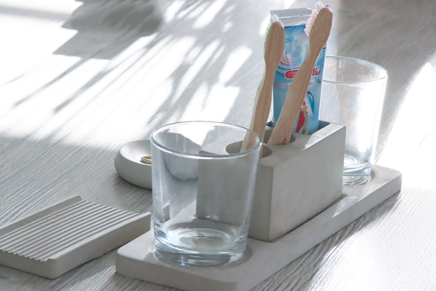 Beton grau Zahnbürstenhalter Schmuckschale Bad Zubehör toothbrushholder concrete bathroom Badezimmer Bad Glashalter glassholder Seifenschale soap Seife Ringschale ring bowl
