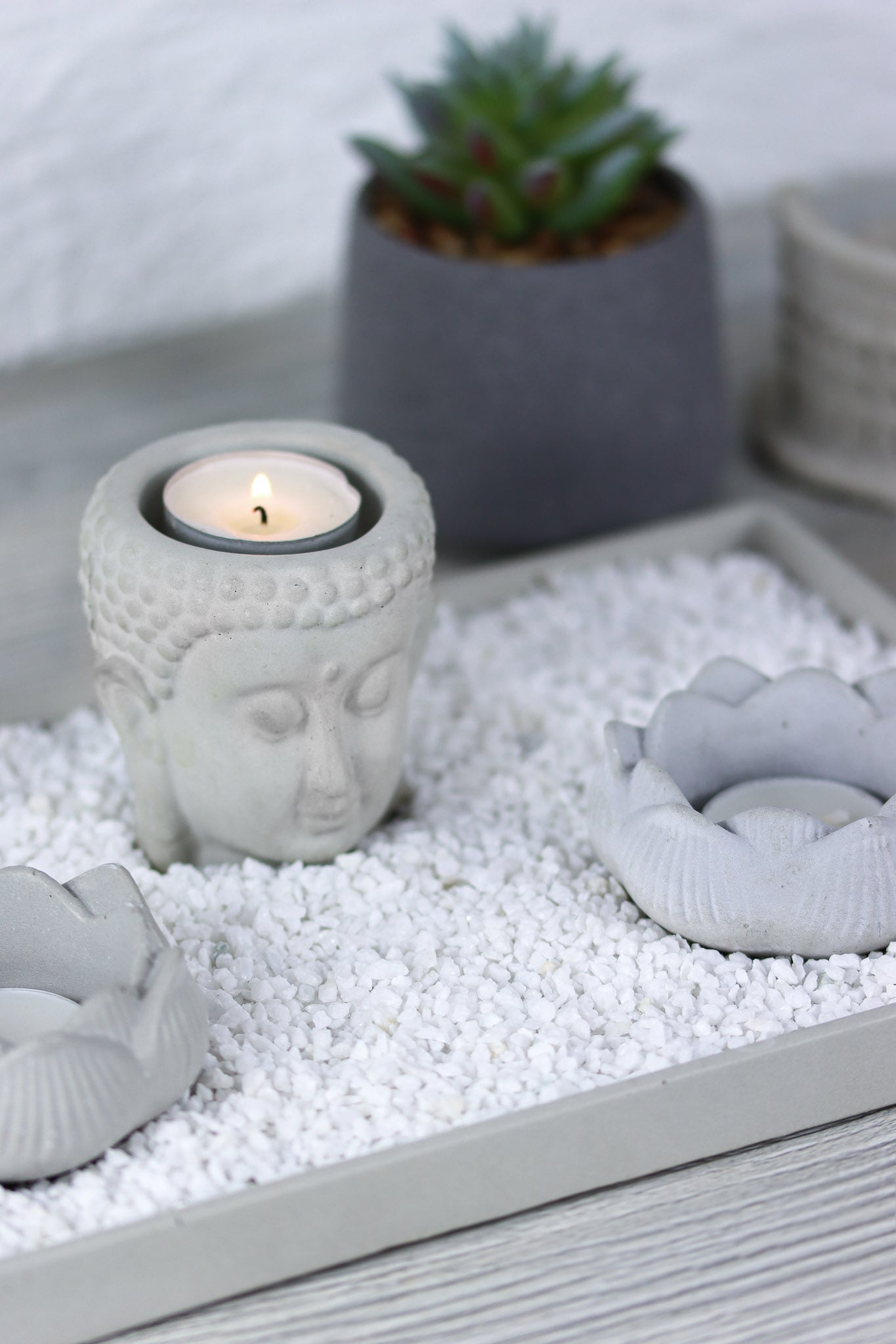 Beton grau grey Zen Garten garden asian deko homedecor decoration decor Buddha Lotusblüten Lotus blossom Teelichthalter candleholder Duftöl meditation Zengarten concrete Set Yoga relax Dekorsteine Balkon Terrasse Wohnzimmer Asia