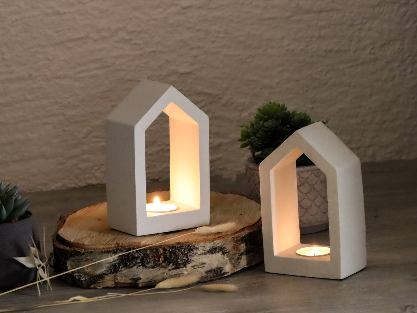 Haus mit Teelicht aus weißem Beton Minimalistischer, moderner Stil