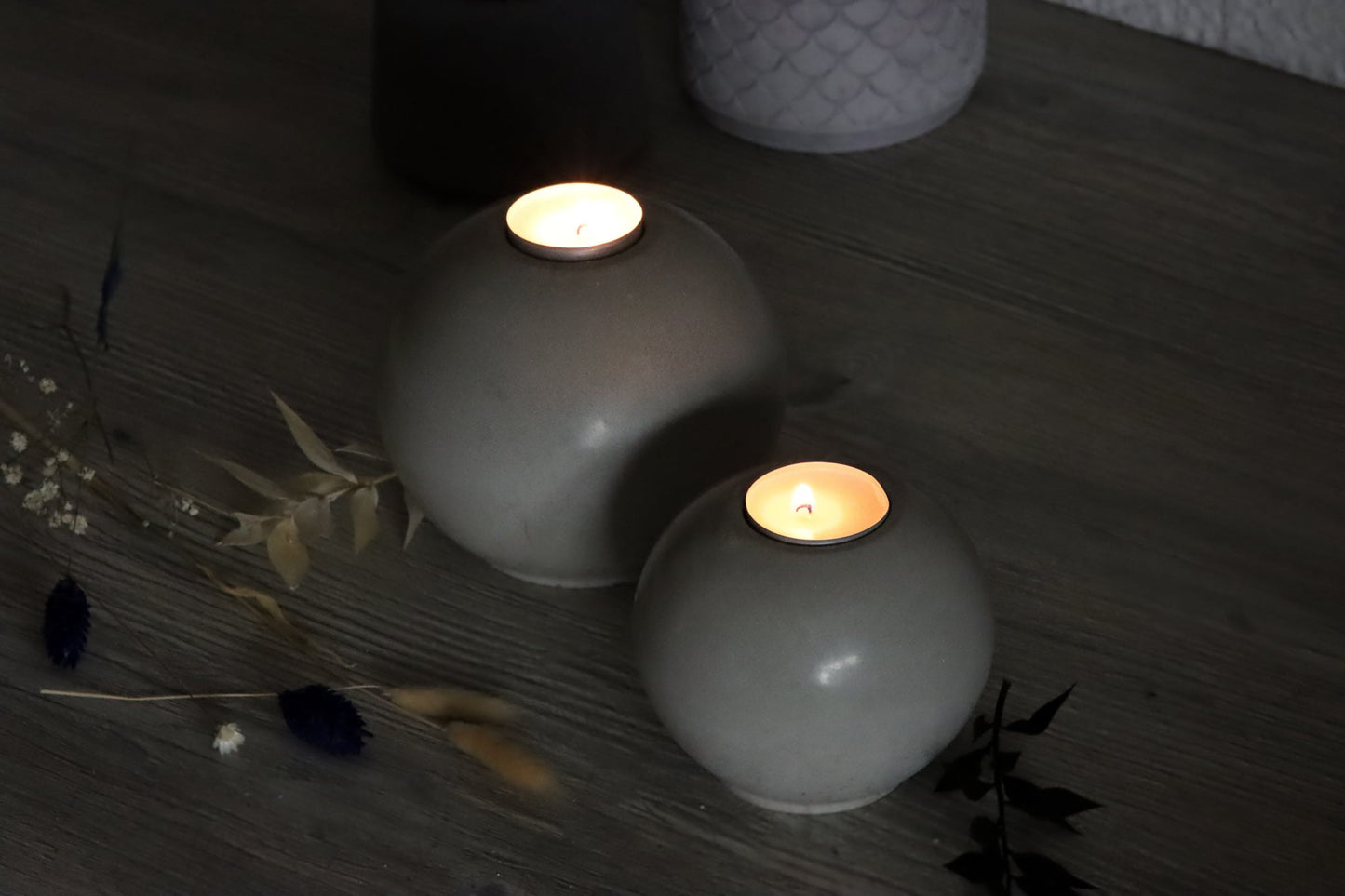 Beton Kugel Design Dekokerze Kerzenhalter candle Teelichthalter Teelicht Wohnzimmer gemütlich cosy grau grey massiv concrete Homedecor decoration Deko frostsicher Betonkerze