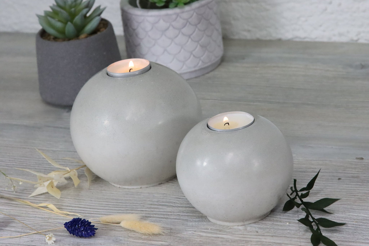 Beton Kugel Design Dekokerze Kerzenhalter candle Teelichthalter Teelicht Wohnzimmer gemütlich cosy grau grey massiv concrete Homedecor decoration Deko frostsicher Betonkerze