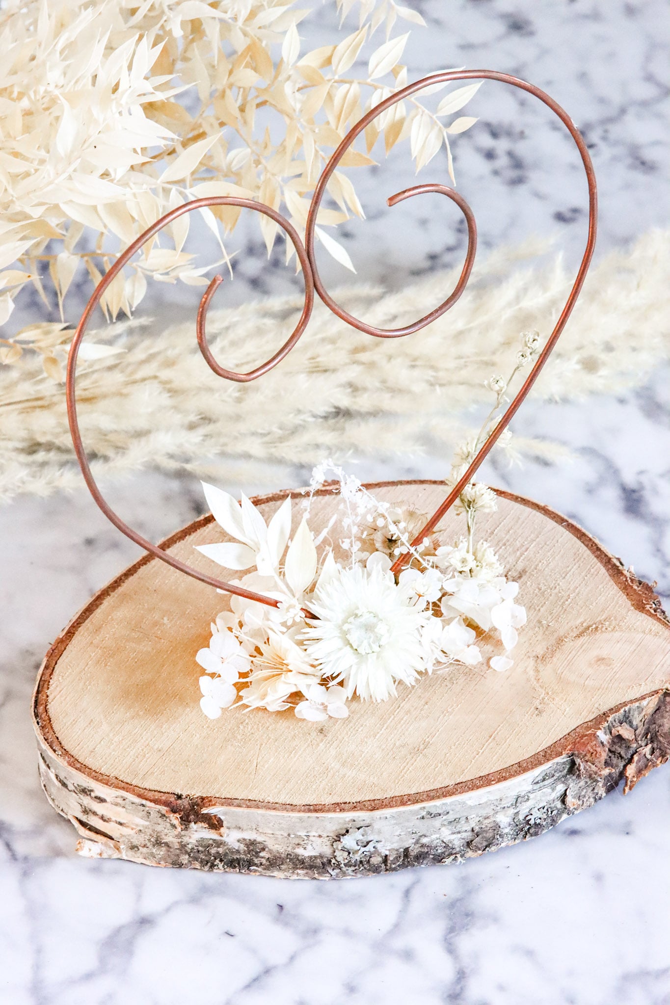 Ringhalter Herz heartshaped Herzform heart Wunsch wish Wunscherfüller Hochzeit wedding Brautpaar Ringträger Schmuckhalter Eheringe Hochzeitsringe Baumscheibe Holz Trockenblumen driedflowers decoration Deko homedeco handmade handgefertigt schönstertag Birke Holzscheibe wood nature Natur