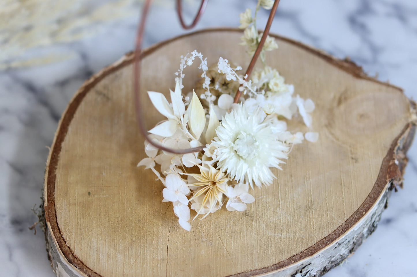 Ringhalter Herz heartshaped Herzform heart Wunsch wish Wunscherfüller Hochzeit wedding Brautpaar Ringträger Schmuckhalter Eheringe Hochzeitsringe Baumscheibe Holz Trockenblumen driedflowers decoration Deko homedeco handmade handgefertigt schönstertag Birke Holzscheibe wood nature Natur