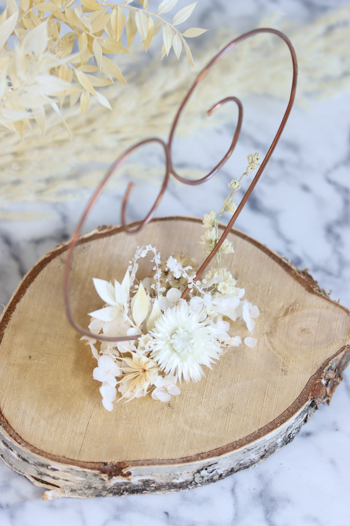 Ringhalter Herz heartshaped Herzform heart Wunsch wish Wunscherfüller Hochzeit wedding Brautpaar Ringträger Schmuckhalter Eheringe Hochzeitsringe Baumscheibe Holz Trockenblumen driedflowers decoration Deko homedeco handmade handgefertigt schönstertag Birke Holzscheibe wood nature Natur