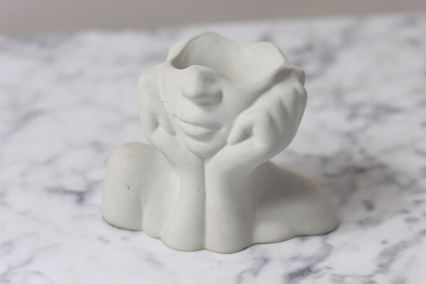 Pflanztopf pflanzen Beton grau frostsicher Mädchen Kunst art girl Pflanzenimkopf plants flowersinmymind nature Natur deko decoration deco homedecor Garten garden Figur figure Betonfigur Topf Terrasse