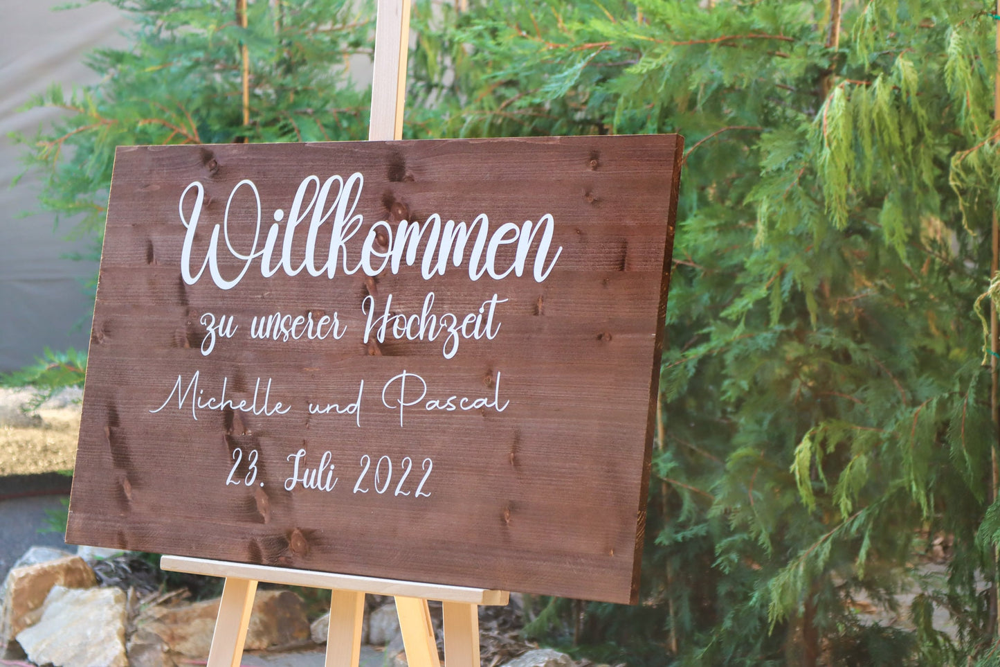 Willkommensschild Schild Willkommen Hochzeit wedding Namen Liebe love Datum personalisiert personalized Wunsch wish Herzen Holz Holzschild Hochzeitsschild Pärchen Braut Bräutigam Nussbaum Eiche Staffelei