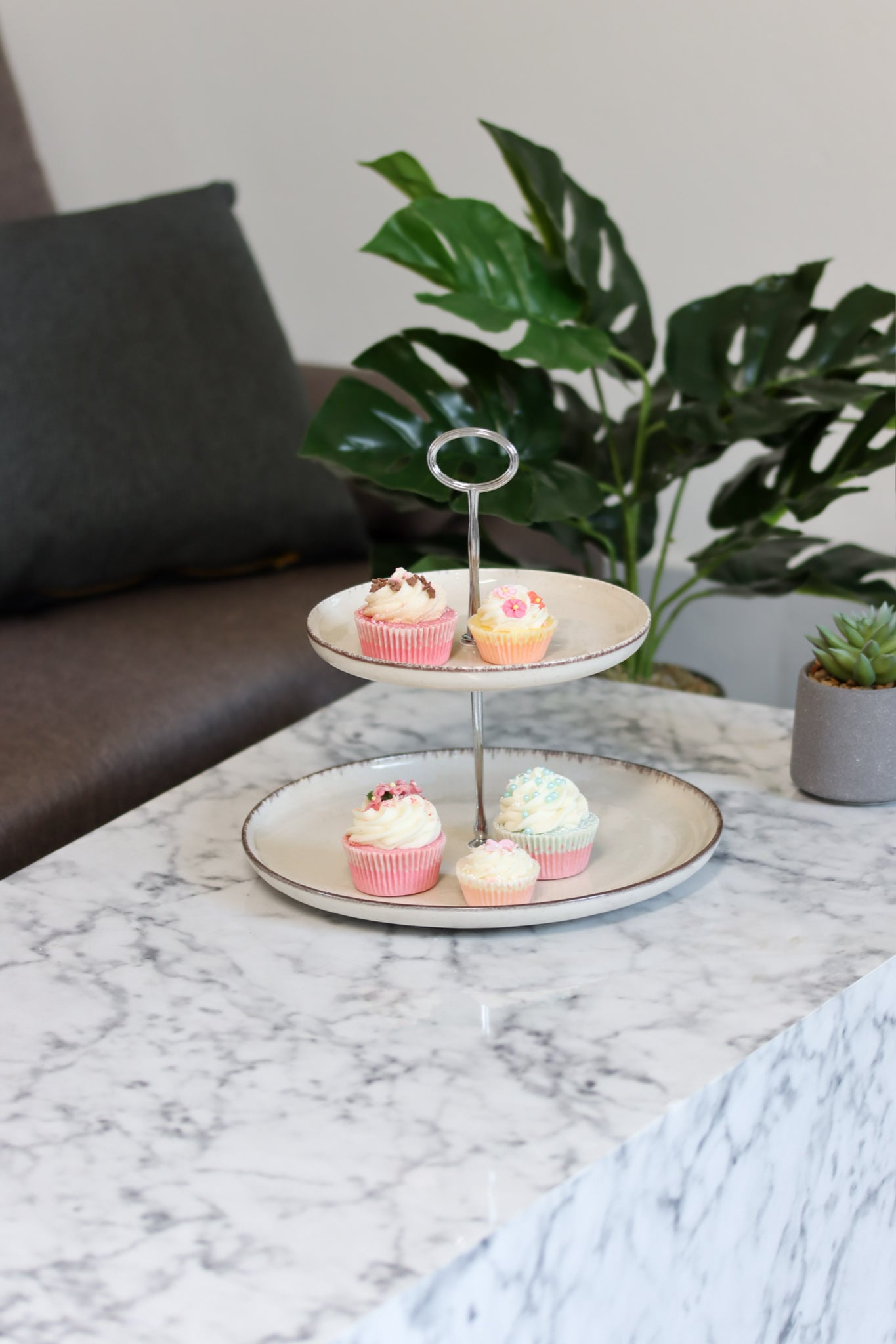 2-Stufige Etagere aus Porzellan Farbe Créme in gold oder silber
