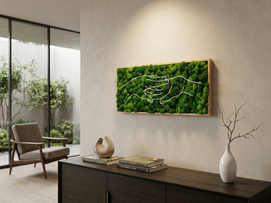 Moosbild Wanddeko Naturdeko Wandkunst Handgemacht Wohndesign Interior Design Mooskunst Holzrahmen Naturinspiration Verbundenheit Liebe Harmonie Geschenkidee Wohnzimmerdeko Moderne Wanddeko Nachhaltiges Design Boho Style Minimalismus Raumgestaltung Unikat Handmade Dekoration Grünpflanzen Wohnaccessoires Kunsthandwerk spa deko Bürodeko Gedankenwunder Hand Hände Verbundenheit zur Natur
