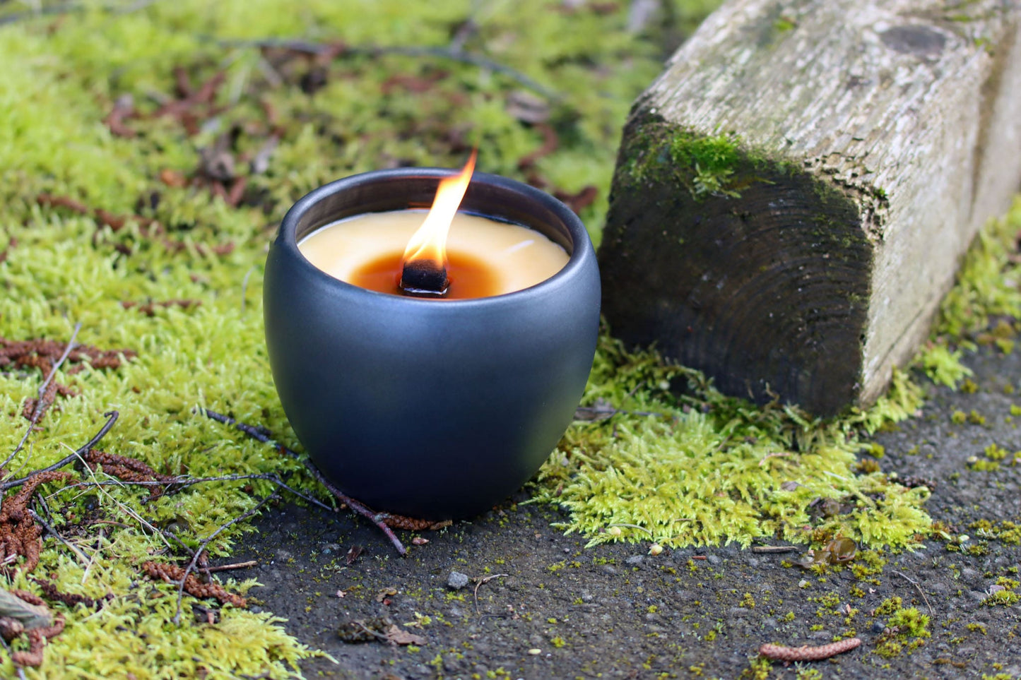 Outdoor Kerze Feuer Dauerdocht Feuertopf Deko Gartendeko Kerzenreste schmelzen Dekoration frostsicher Deckel Löschbrett Soja Wachs Sojawachs nachhaltig vegan recyceln Geschenk Geburtstag Vatertag Vater Mutter Muttertag Lagerfeuer Beton Flamme Kerzenlöscher Tischkerze Kerze Gartenfackel Garten Nachhaltig Anthrazit Licht vegan Keramik Natur natürlich