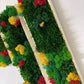 Moosbild Moosbilder Mooswand Mooskunst Naturdeko Wanddeko Wandgestaltung Naturmaterialien Natur Kunst Begrünung Grünpflanzen Raumgestaltung Interior Design nachhaltige Deko natürliche Dekoration Skandinavisch minimalistisch Biophilic Design gelb rot Farbauswahl Wandfarbe