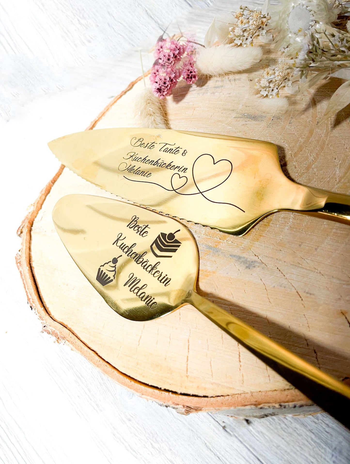 Geschenk Symbol personalisiert Hochzeit Hochzeitstorte Wunsch Braut goldene silberne Brautjungfer Gravur gravieren Messer Tortenheber Tortenmesser Kuchenmesser anschneiden Herz Oma Tante Freundin Küche Edelstahl Tortenstück 