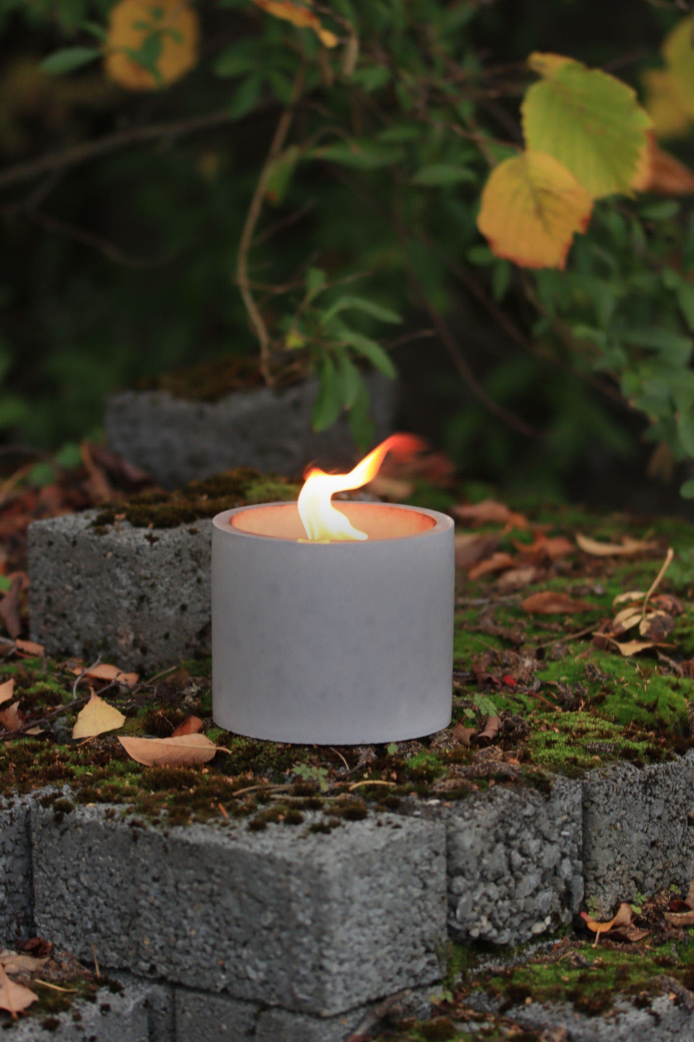 Outdoor Kerze Betonkerze Feuer Dauerdocht Feuertopf Deko Gartendeko Kerzenreste schmelzen Dekoration frostsicher Deckel Löschbrett Soja Wachs Sojawachs nachhaltig vegan recyceln Geschenk Geburtstag Vatertag Vater Mutter Muttertag Lagerfeuer Beton Flamme Kerzenlöscher Tischkerze Kerze Gartenfackel Garten Zement Nachhaltig Anthrazit grau Licht vegan zylinder