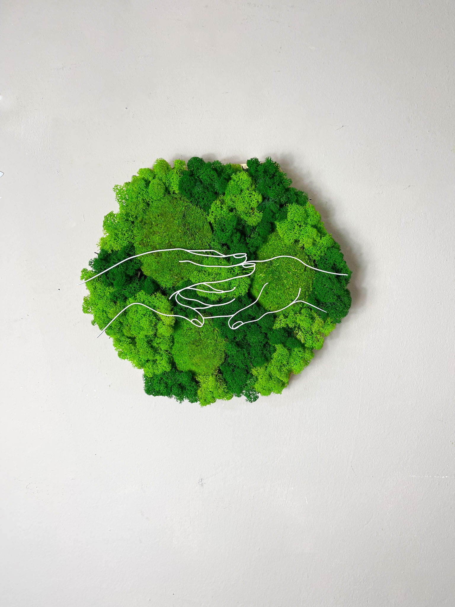 Moosbild Moosbilder Naturdesign Wandgestaltung Wanddeko Interior Design Bürodesign Office Design Handgefertigt Unikat NaturImRaum Zusammenhalt Verbindung Menschlichkeit Nachhaltige Dekoration Raumgestaltung Raumkonzept Wandkunst Naturdeko Mooskunst Kunstobjekt Designobjekt Handarbeit Einzelstück Statement Piece Begrünung GreenDesign Biomimetik SpaDesign Empfangsbereich Moderne Dekoration Gedankenwunder