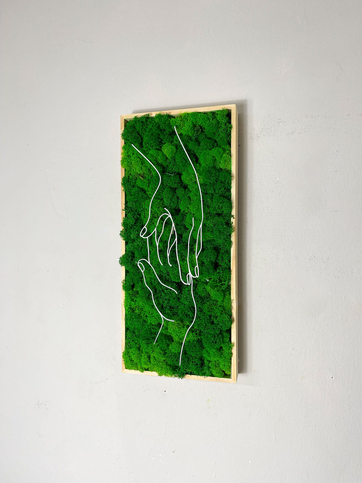 Moosbild Wanddeko Naturdeko Wandkunst Handgemacht Wohndesign Interior Design Mooskunst Holzrahmen Naturinspiration Verbundenheit Liebe Harmonie Geschenkidee Wohnzimmerdeko Moderne Wanddeko Nachhaltiges Design Boho Style Minimalismus Raumgestaltung Unikat Handmade Dekoration Grünpflanzen Wohnaccessoires Kunsthandwerk spa deko Bürodeko Deko Rechteck Bild Bilderrahmen rahmen Holzrahmen 