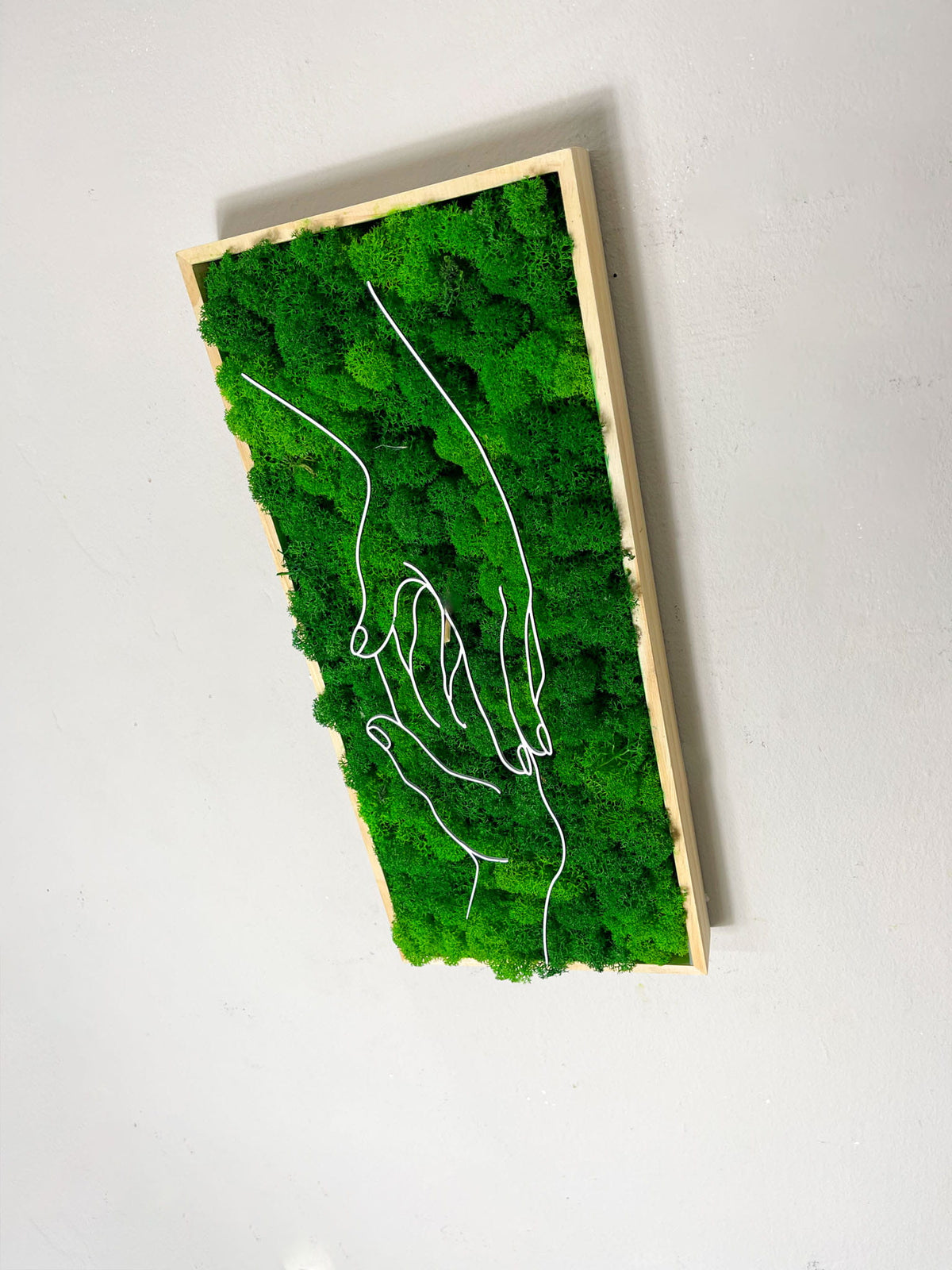 Moosbild Wanddeko Naturdeko Wandkunst Handgemacht Wohndesign Interior Design Mooskunst Holzrahmen Naturinspiration Verbundenheit Liebe Harmonie Geschenkidee Wohnzimmerdeko Moderne Wanddeko Nachhaltiges Design Boho Style Minimalismus Raumgestaltung Unikat Handmade Dekoration Grünpflanzen Wohnaccessoires Kunsthandwerk spa deko Bürodeko Handmade Gedankenwunder Manufaktur Moosmanufaktur Grün innen Raum Gewerbe Einrichtung