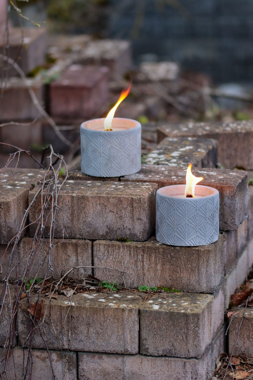 Outdoor Kerze Betonkerze Feuer Dauerdocht Feuertopf Deko Gartendeko Kerzenreste schmelzen Dekoration frostsicher Deckel Löschbrett Soja Wachs Sojawachs nachhaltig vegan recyceln Geschenk Geburtstag Vatertag Vater Mutter Muttertag Lagerfeuer Beton Flamme Kerzenlöscher Tischkerze Kerze Gartenfackel Garten Zement Nachhaltig Anthrazit grau Licht vegan Tischdeko 