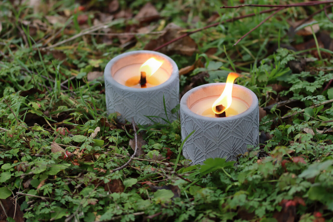 Outdoor Kerze Betonkerze Feuer Dauerdocht Feuertopf Deko Gartendeko Kerzenreste schmelzen Dekoration frostsicher Deckel Löschbrett Soja Wachs Sojawachs nachhaltig vegan recyceln Geschenk Geburtstag Vatertag Vater Mutter Muttertag Lagerfeuer Beton Flamme Kerzenlöscher Tischkerze Kerze Gartenfackel Garten Zement Nachhaltig Anthrazit grau Licht vegan Grillparty Grillabend Set