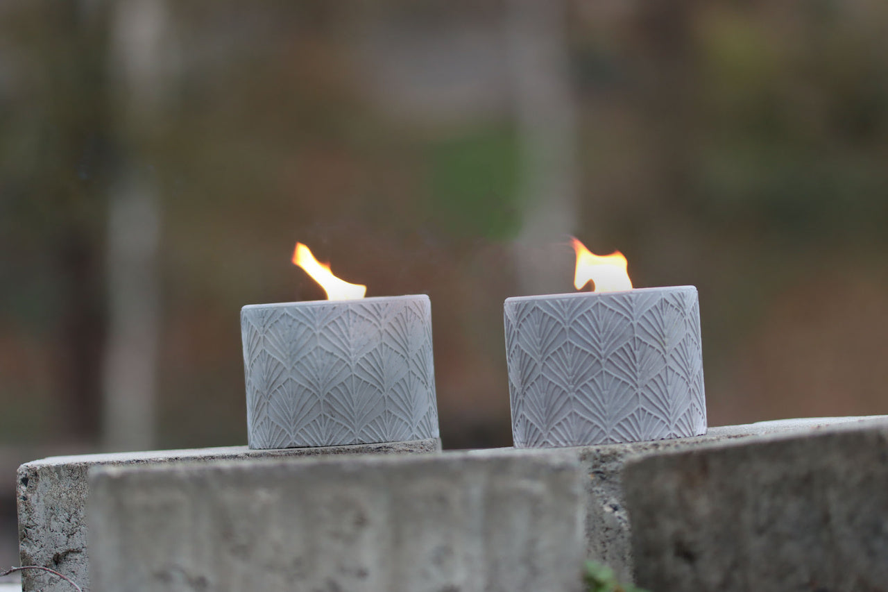 Outdoor Kerze Betonkerze Feuer Dauerdocht Feuertopf Deko Gartendeko Kerzenreste schmelzen Dekoration frostsicher Deckel Löschbrett Soja Wachs Sojawachs nachhaltig vegan recyceln Geschenk Geburtstag Vatertag Vater Mutter Muttertag Lagerfeuer Beton Flamme Kerzenlöscher Tischkerze Kerze Gartenfackel Garten Zement Nachhaltig Anthrazit grau Licht vegan set