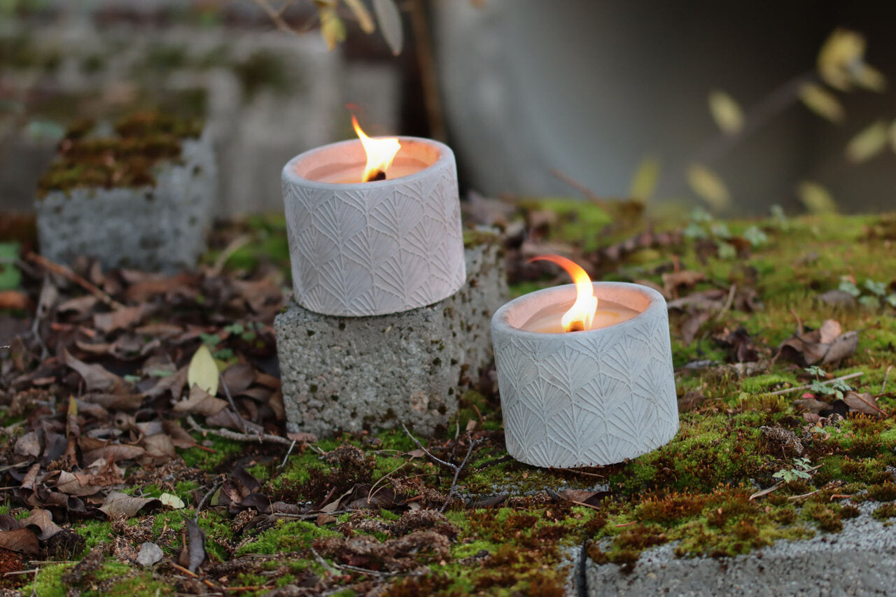 Outdoor Kerze Betonkerze Feuer Dauerdocht Feuertopf Deko Gartendeko Kerzenreste schmelzen Dekoration frostsicher Deckel Löschbrett Soja Wachs Sojawachs nachhaltig vegan recyceln Geschenk Geburtstag Vatertag Vater Mutter Muttertag Lagerfeuer Beton Flamme Kerzenlöscher Tischkerze Kerze Gartenfackel Garten Zement Nachhaltig Anthrazit grau Licht vegan Blätter