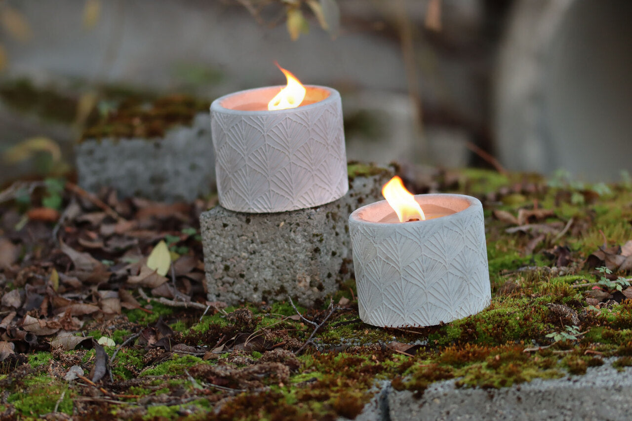 Outdoor Kerze Betonkerze Feuer Dauerdocht Feuertopf Deko Gartendeko Kerzenreste schmelzen Dekoration frostsicher Deckel Löschbrett Soja Wachs Sojawachs nachhaltig vegan recyceln Geschenk Geburtstag Vatertag Vater Mutter Muttertag Lagerfeuer Beton Flamme Kerzenlöscher Tischkerze Kerze Gartenfackel Garten Zement Nachhaltig Anthrazit grau Licht vegan set zwei