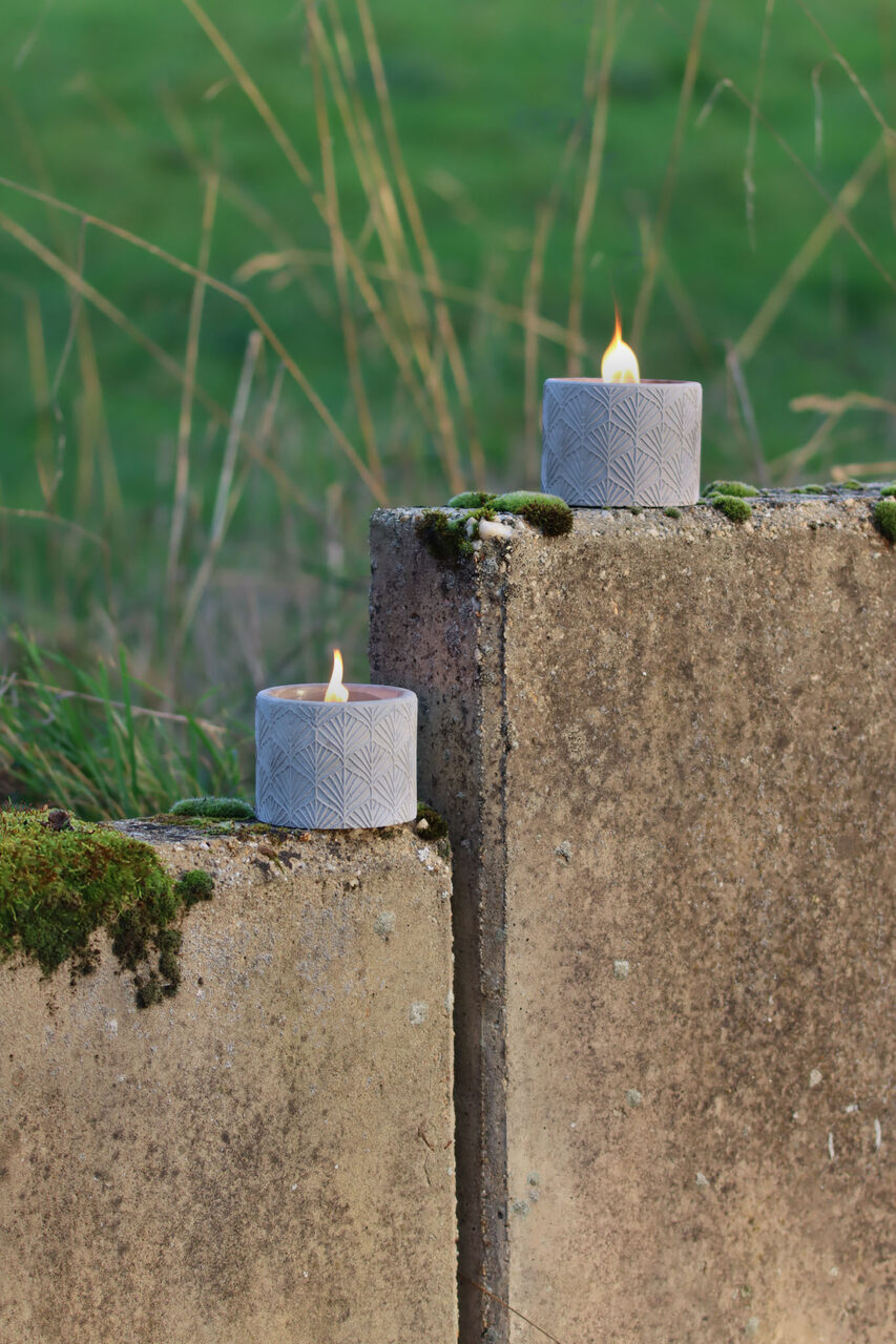 Outdoor Kerze Betonkerze Feuer Dauerdocht Feuertopf Deko Gartendeko Kerzenreste schmelzen Dekoration frostsicher Deckel Löschbrett Soja Wachs Sojawachs nachhaltig vegan recyceln Geschenk Geburtstag Vatertag Vater Mutter Muttertag Lagerfeuer Beton Flamme Kerzenlöscher Tischkerze Kerze Gartenfackel Garten Zement Nachhaltig Anthrazit grau Licht vegan Struktur