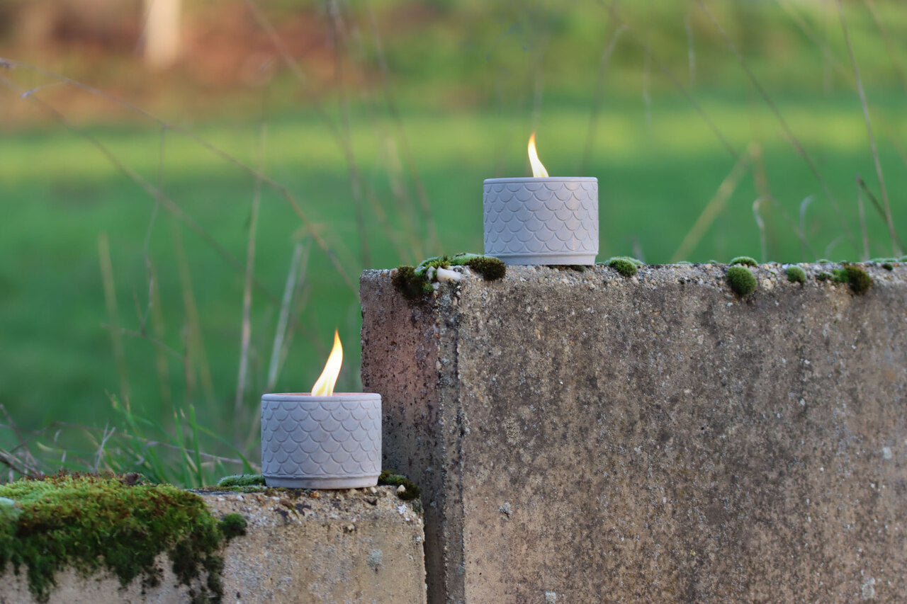 Outdoor Kerze Betonkerze Feuer Dauerdocht Feuertopf Deko Gartendeko Kerzenreste schmelzen Dekoration frostsicher Deckel Löschbrett Soja Wachs Sojawachs nachhaltig vegan recyceln Geschenk Geburtstag Vatertag Vater Mutter Muttertag Lagerfeuer Beton Flamme Kerzenlöscher Tischkerze Kerze Gartenfackel Garten Zement Nachhaltig Anthrazit grau Licht vegan Grillabend