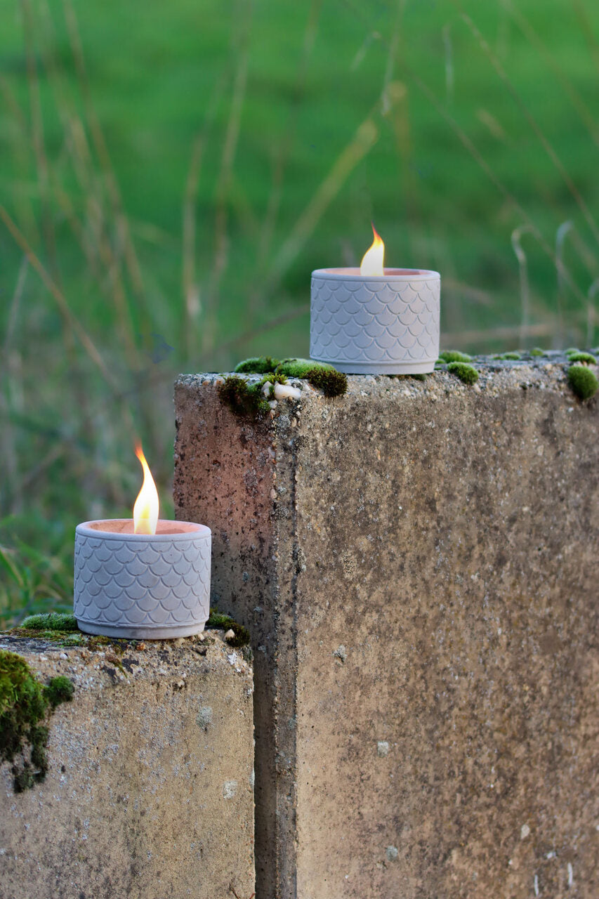 Outdoor Kerze Betonkerze Feuer Dauerdocht Feuertopf Deko Gartendeko Kerzenreste schmelzen Dekoration frostsicher Deckel Löschbrett Soja Wachs Sojawachs nachhaltig vegan recyceln Geschenk Geburtstag Vatertag Vater Mutter Muttertag Lagerfeuer Beton Flamme Kerzenlöscher Tischkerze Kerze Gartenfackel Garten Zement Nachhaltig Anthrazit grau Licht vegan zwei