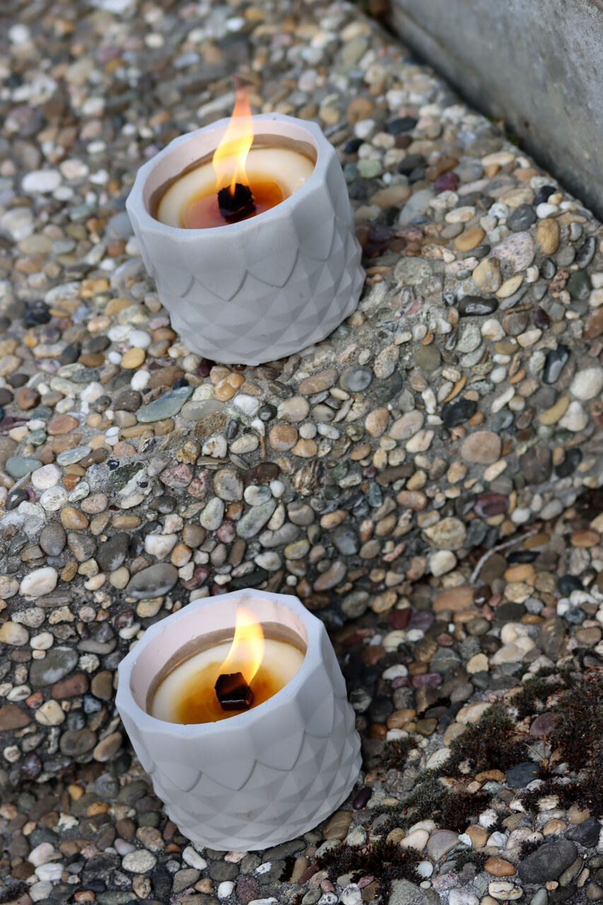 Outdoor Kerze Betonkerze Feuer Dauerdocht Feuertopf Deko Gartendeko Kerzenreste schmelzen Dekoration frostsicher Deckel Löschbrett Soja Wachs Sojawachs nachhaltig vegan recyceln Geschenk Geburtstag Vatertag Vater Mutter Muttertag Lagerfeuer Beton Flamme Kerzenlöscher Tischkerze Kerze Gartenfackel Garten Zement Nachhaltig Anthrazit grau Licht vegan Tischdeko