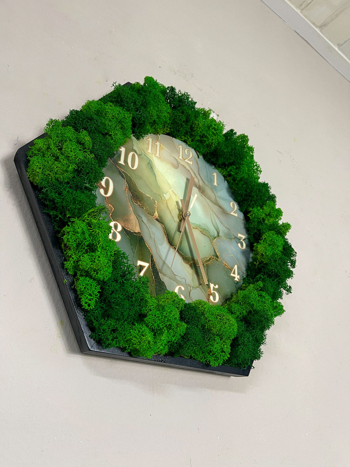Moosuhr Wanduhr Naturdeko Wanddeko WohnzimmerDeko Dekoration Inneneinrichtung InteriorDesign Wohnaccessoires Geschenk Rahmen modern moos Moosbild  Hellgrün Grün Natur Moosbilder Mooswand Pflanzen Pflanzenbild Flachmoos Waldmoos Muttertag Geburtstag Wohnung Wand Deko Dekoration Islandmoos Rentiermoos