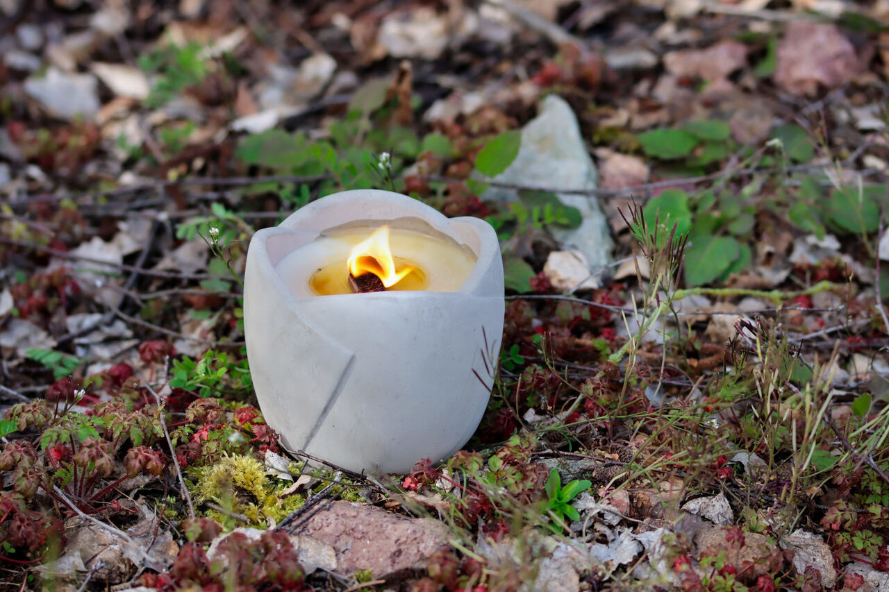 Outdoor Kerze Betonkerze Feuer Dauerdocht Feuertopf Deko Gartendeko Kerzenreste schmelzen Dekoration frostsicher Deckel Löschbrett Soja Wachs Sojawachs nachhaltig vegan recyceln Geschenk Geburtstag Vatertag Vater Mutter Muttertag Lagerfeuer Beton Flamme Kerzenlöscher Tischkerze Kerze Gartenfackel Garten Zement Nachhaltig Anthrazit grau Licht vegan modern