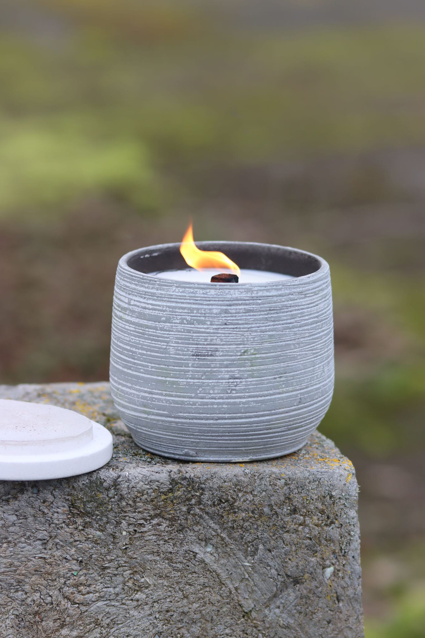 Outdoor Kerze Betonkerze Feuer Dauerdocht Feuertopf Deko Gartendeko Kerzenreste schmelzen Dekoration frostsicher Deckel Löschbrett Soja Wachs Sojawachs nachhaltig vegan recyceln Geschenk Geburtstag Vatertag Vater Mutter Muttertag Lagerfeuer Beton Flamme Kerzenlöscher Tischkerze Kerze Gartenfackel Garten Zement Anthrazit grau Licht Keramik Docht Topf Übertopf Holz Blumentopf Pflanzentopf Camping campen zelten wandern geriffelt