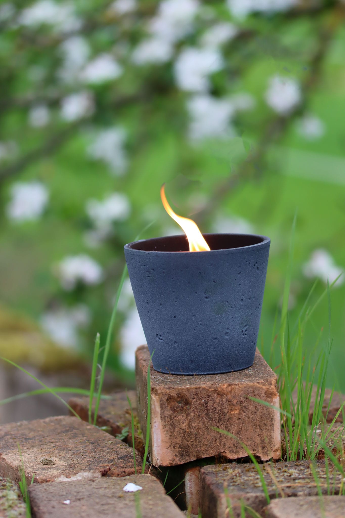 Outdoor Kerze Betonkerze Feuer Dauerdocht Feuertopf Deko Gartendeko Kerzenreste schmelzen Dekoration frostsicher Deckel Löschbrett Soja Wachs Sojawachs nachhaltig vegan recyceln Geschenk Geburtstag Vatertag Vater Mutter Muttertag Lagerfeuer Beton Flamme Kerzenlöscher Tischkerze Kerze Gartenfackel Garten Zement Anthrazit grau Licht Keramik Docht Topf Übertopf Holz Blumentopf Pflanzentopf Camping campen zelten wandern Lavastein Optik