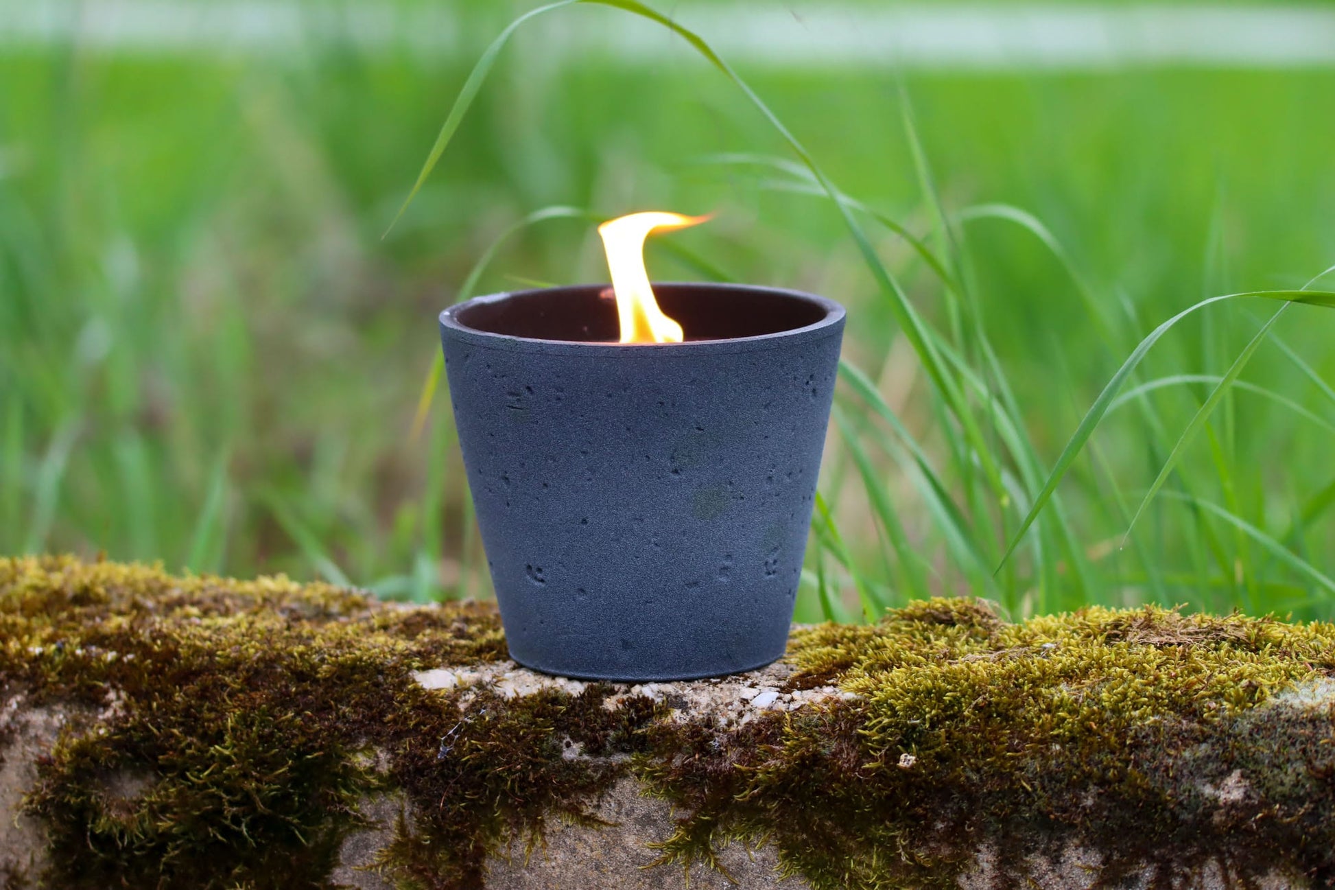 Outdoor Kerze Betonkerze Feuer Dauerdocht Feuertopf Deko Gartendeko Kerzenreste schmelzen Dekoration frostsicher Deckel Löschbrett Soja Wachs Sojawachs nachhaltig vegan recyceln Geschenk Geburtstag Vatertag Vater Mutter Muttertag Lagerfeuer Beton Flamme Kerzenlöscher Tischkerze Kerze Gartenfackel Garten Zement Anthrazit grau Licht Keramik Docht Topf Übertopf Holz Blumentopf Pflanzentopf Camping campen zelten wandern Magma