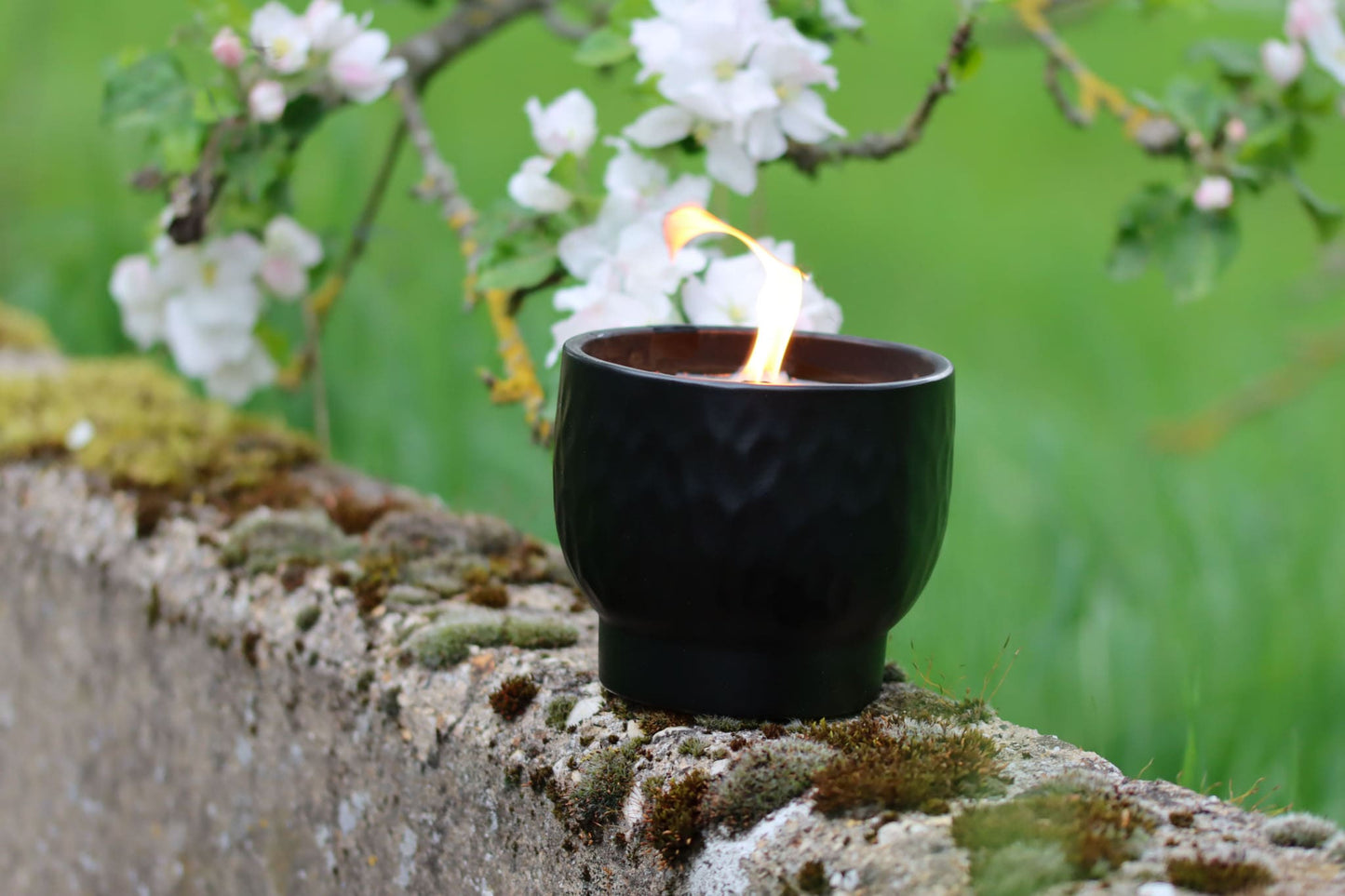 Outdoor Kerze Betonkerze Feuer Dauerdocht Feuertopf Deko Gartendeko Kerzenreste schmelzen Dekoration frostsicher Deckel Löschbrett Soja Wachs Sojawachs nachhaltig vegan recyceln Geschenk Geburtstag Vatertag Vater Mutter Muttertag Lagerfeuer Beton Flamme Kerzenlöscher Tischkerze Kerze Gartenfackel Garten Zement Anthrazit grau Licht Keramik Docht Topf Übertopf Holz Blumentopf Pflanzentopf Camping campen zelten wandern Relief Schattierung