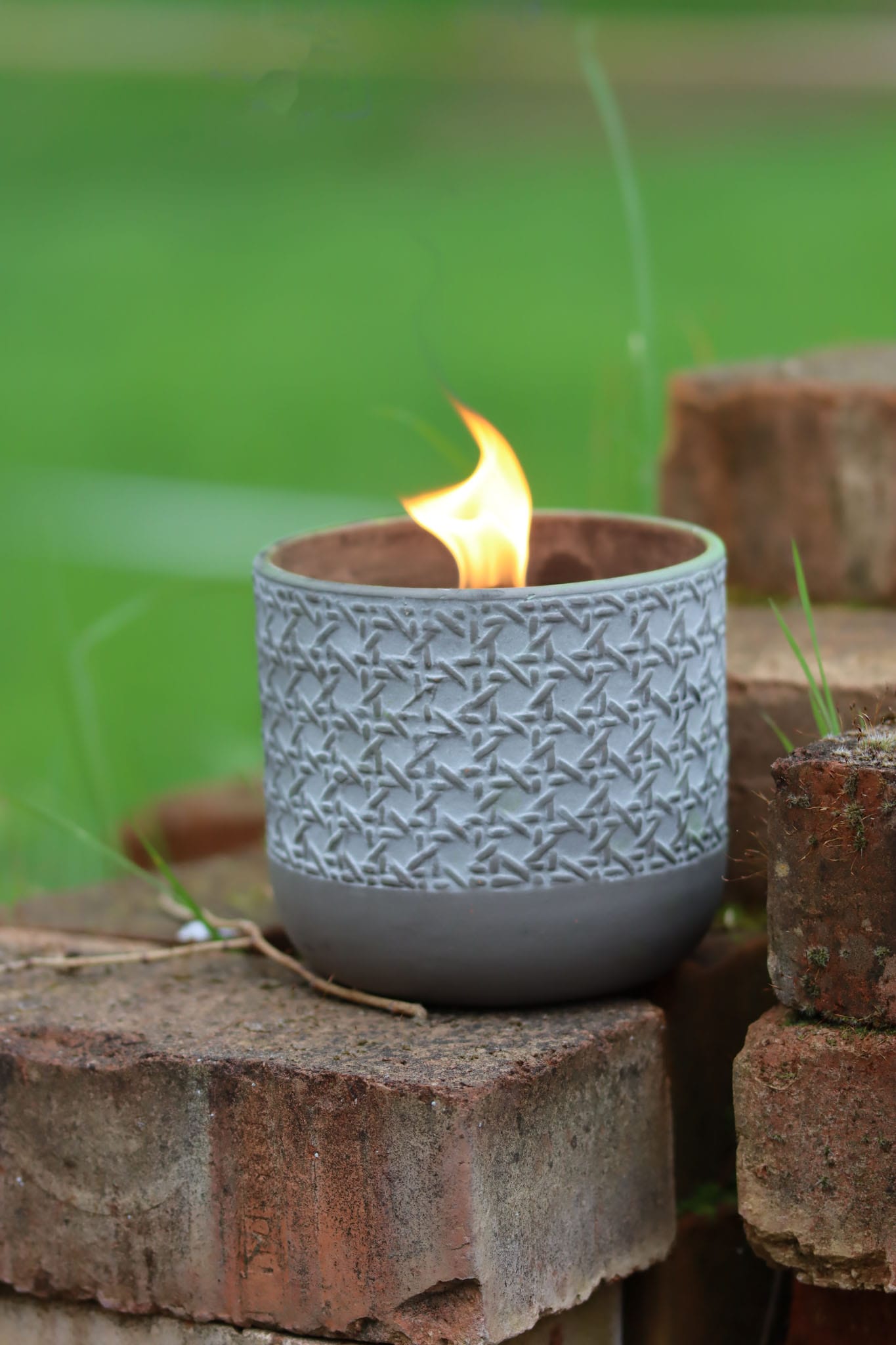 Outdoor Kerze Betonkerze Feuer Dauerdocht Feuertopf Deko Gartendeko Kerzenreste schmelzen Dekoration frostsicher Deckel Löschbrett Soja Wachs Sojawachs nachhaltig vegan recyceln Geschenk Geburtstag Vatertag Vater Mutter Muttertag Lagerfeuer Beton Flamme Kerzenlöscher Tischkerze Kerze Gartenfackel Garten Zement Anthrazit grau Licht Keramik Docht Topf Übertopf Holz Blumentopf Pflanzentopf Camping campen zelten wandern Korb Muster