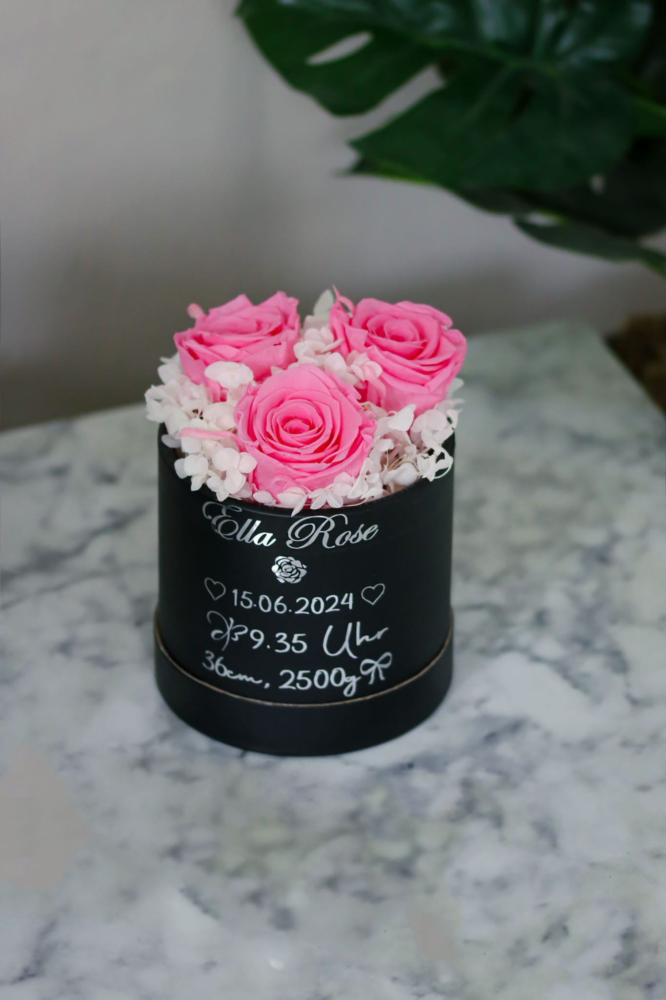 Blumenbox Blumen Rosenbox Islandmoos Moos Trockenblumen Name Schrift personalisiert Text Wunsch Wunscherfüller Farbe Geschenk Geburt Hochzeit Gedankenwunder Manufaktur Parfüm Valentinstag romantisch Rosenduft haltbar echte Rose Hortensienblüten Geburt Baby Bäumchenstellen