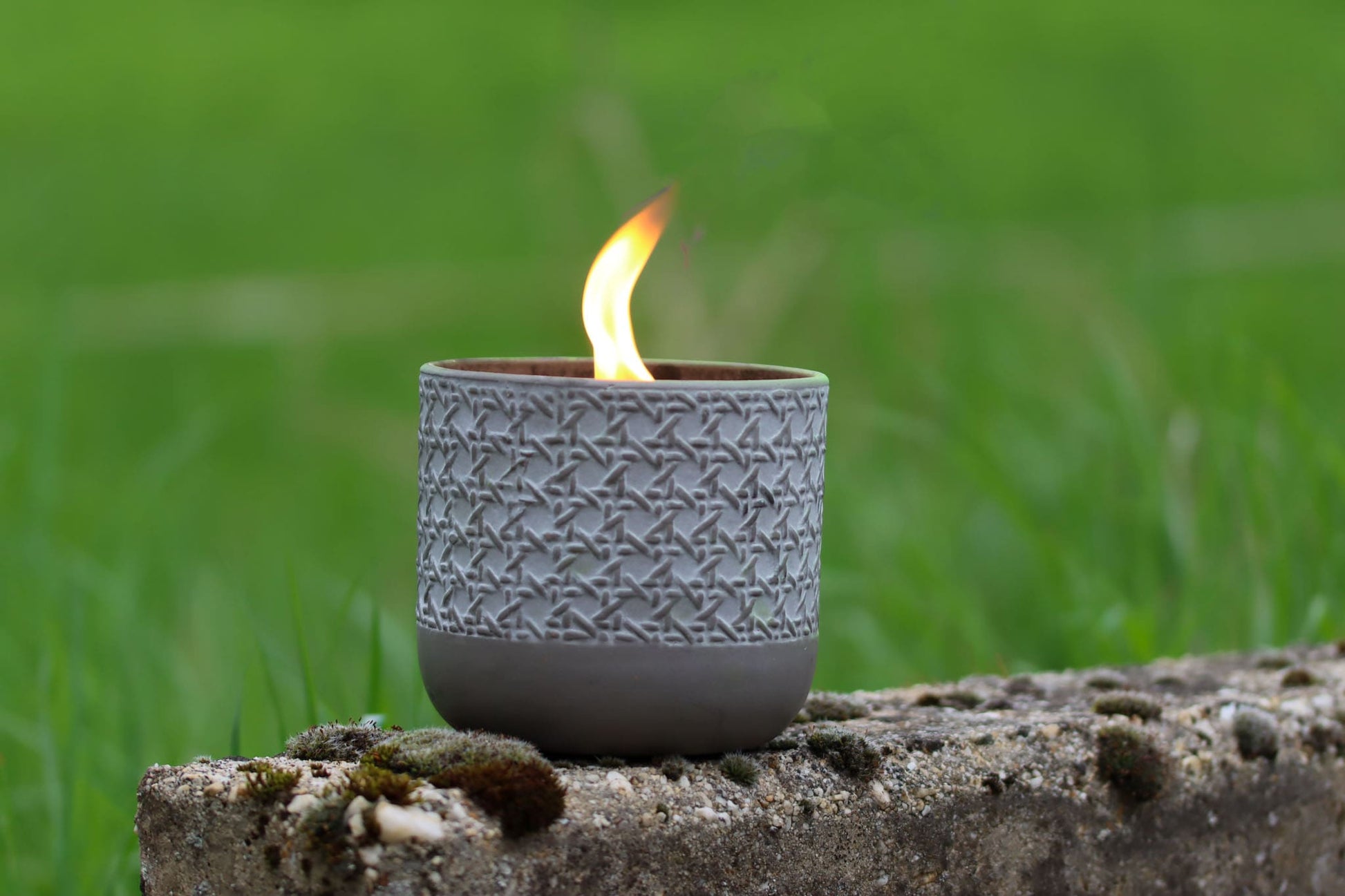 Outdoor Kerze Betonkerze Feuer Dauerdocht Feuertopf Deko Gartendeko Kerzenreste schmelzen Dekoration frostsicher Deckel Löschbrett Soja Wachs Sojawachs nachhaltig vegan recyceln Geschenk Geburtstag Vatertag Vater Mutter Muttertag Lagerfeuer Beton Flamme Kerzenlöscher Tischkerze Kerze Gartenfackel Garten Zement Anthrazit grau Licht Keramik Docht Topf Übertopf Holz Blumentopf Pflanzentopf Camping campen zelten wandern Beton Betonoptik Korb Körbe