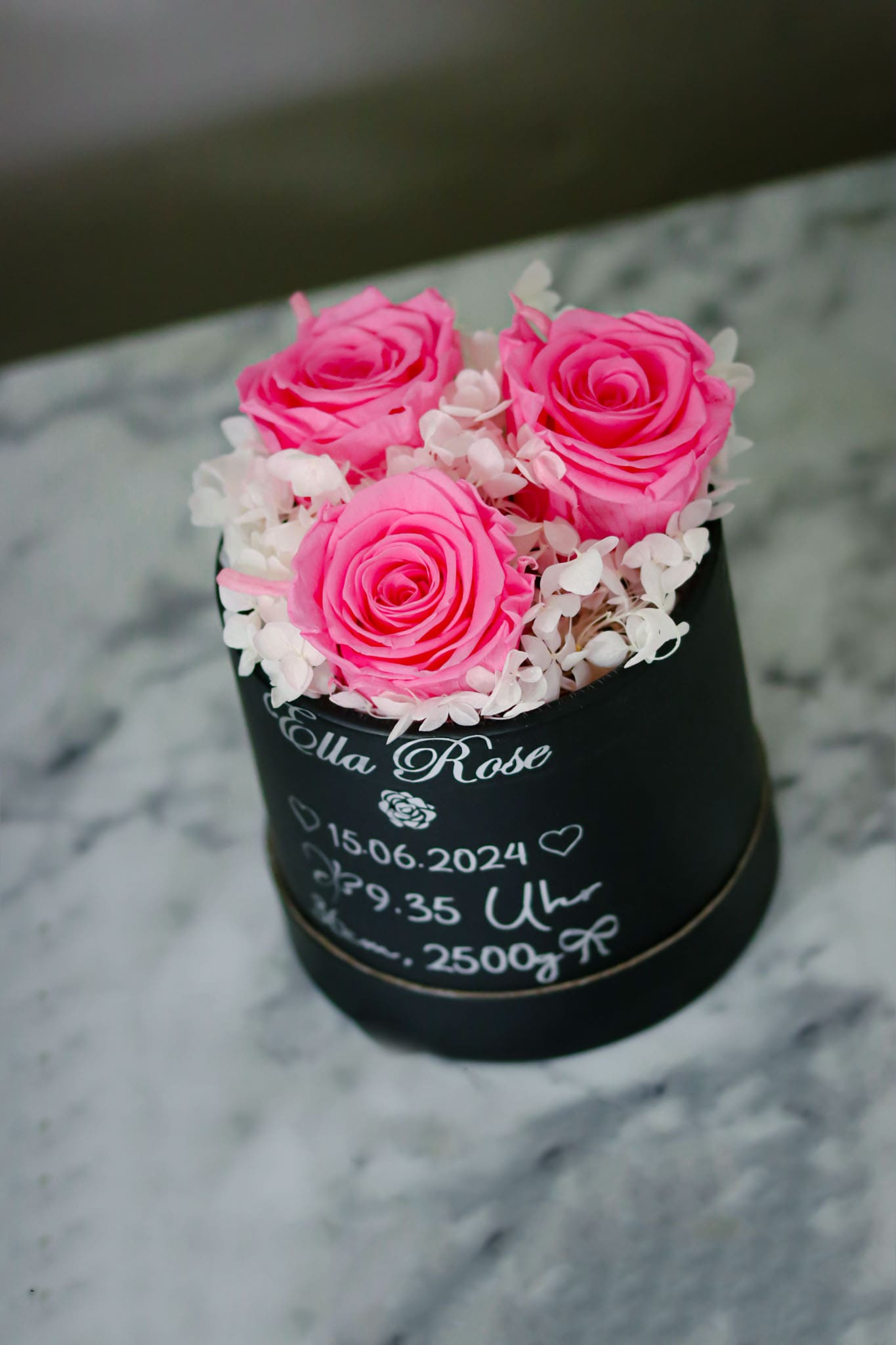 Blumenbox Blumen Rosenbox Islandmoos Moos Trockenblumen Name Schrift personalisiert Text Wunsch Wunscherfüller Farbe Geschenk Geburt Hochzeit Gedankenwunder Manufaktur Parfüm Valentinstag romantisch Rosenduft haltbar echte Rose Hortensienblüten Geburt Gewicht Baby Wunsch Hortensie