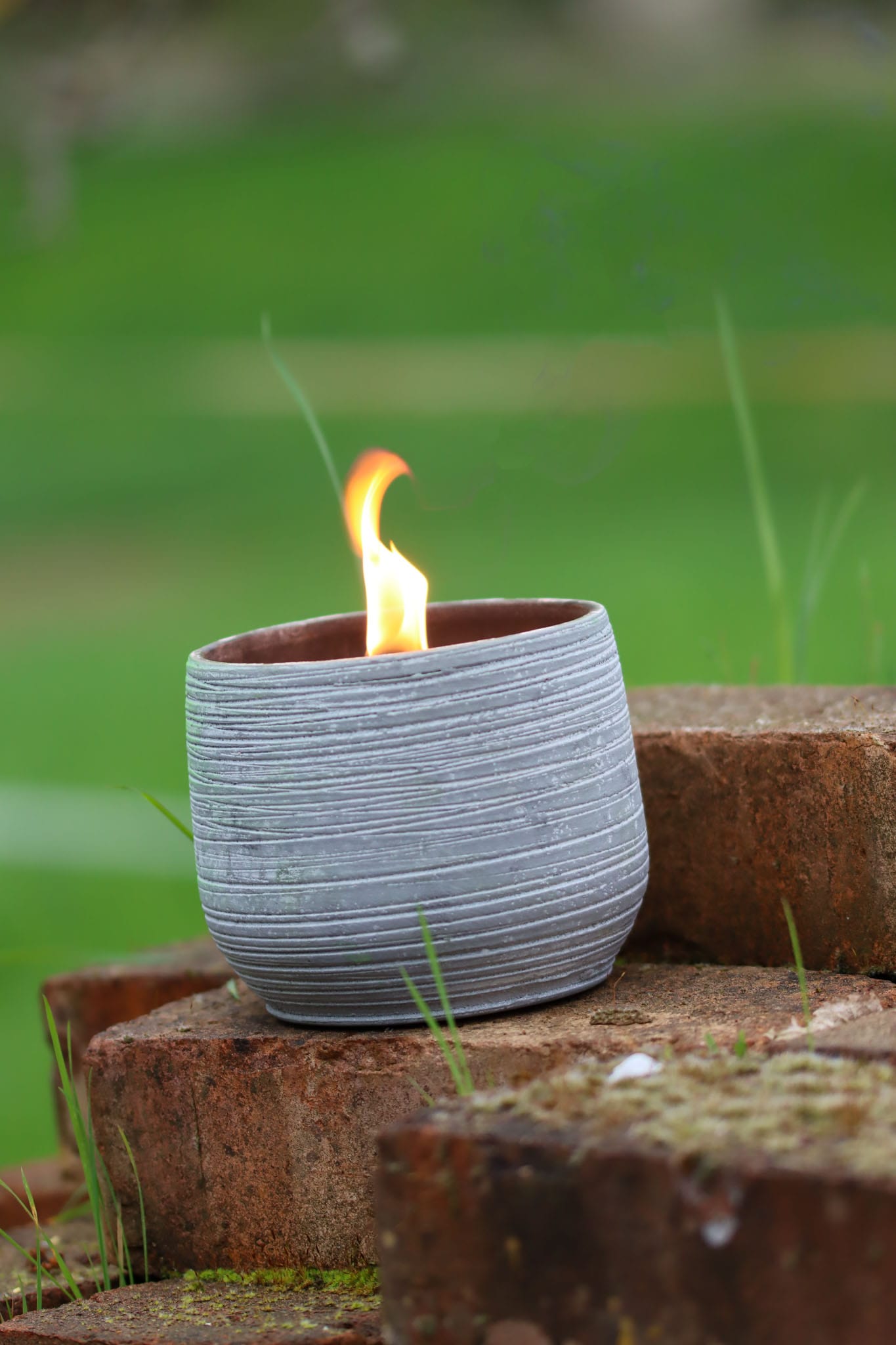 Outdoor Kerze Betonkerze Feuer Dauerdocht Feuertopf Deko Gartendeko Kerzenreste schmelzen Dekoration frostsicher Deckel Löschbrett Soja Wachs Sojawachs nachhaltig vegan recyceln Geschenk Geburtstag Vatertag Vater Mutter Muttertag Lagerfeuer Beton Flamme Kerzenlöscher Tischkerze Kerze Gartenfackel Garten Zement Anthrazit grau Licht Keramik Docht Topf Übertopf Holz Blumentopf Pflanzentopf Camping campen zelten wandern Rippen riffel