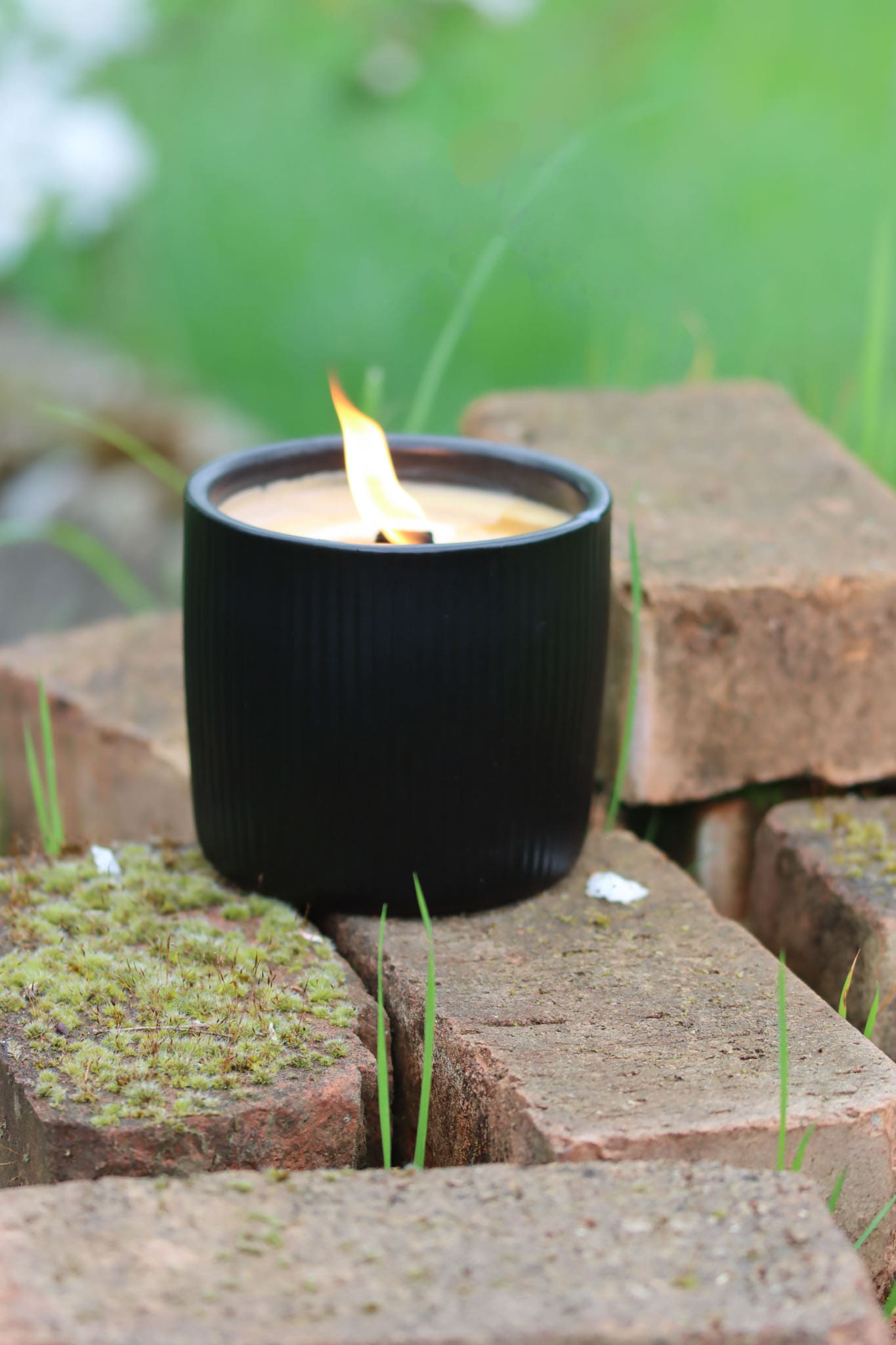 Outdoor Kerze Betonkerze Feuer Dauerdocht Feuertopf Deko Gartendeko Kerzenreste schmelzen Dekoration frostsicher Deckel Löschbrett Soja Wachs Sojawachs nachhaltig vegan recyceln Geschenk Geburtstag Vatertag Vater Mutter Muttertag Lagerfeuer Beton Flamme Kerzenlöscher Tischkerze Kerze Gartenfackel Garten Zement Anthrazit grau Licht Keramik Docht Topf Übertopf Holz Blumentopf Pflanzentopf Camping campen zelten wandern Rippen geriffelt